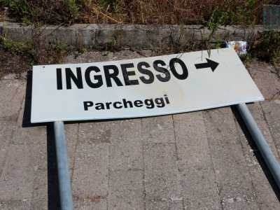 Per terra, i cartelli che un tempo indicavano gli ingressi